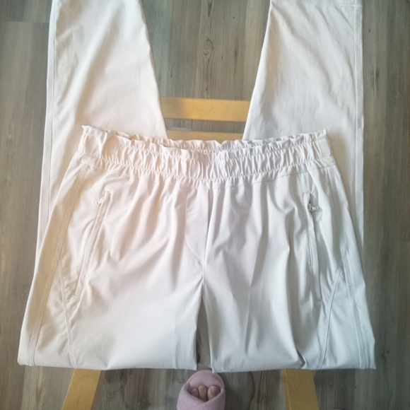 Elegant Women's White Atelier Gardeur Trousers - Picture 2 of 4